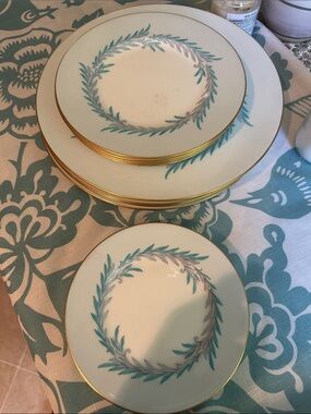 Minton fine bone china dishes.12 pieces.
Teal and white with gold trim..